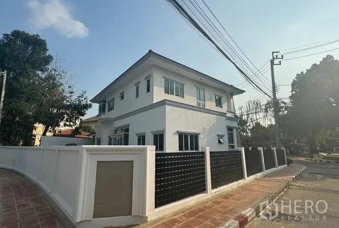 บ้าน ขายในPak Kret, Nonthaburi - ด้านข้างและหลังบ้าน พร้อมกำแพงรั้วทึบและช่องหน้าต่างหลายบาน