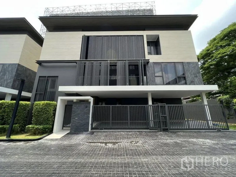 Detached House for sale in Suan Luang, Bangkok - Modern three-storey detached house exterior with gated frontage in Suan Luang, Bangkok.
