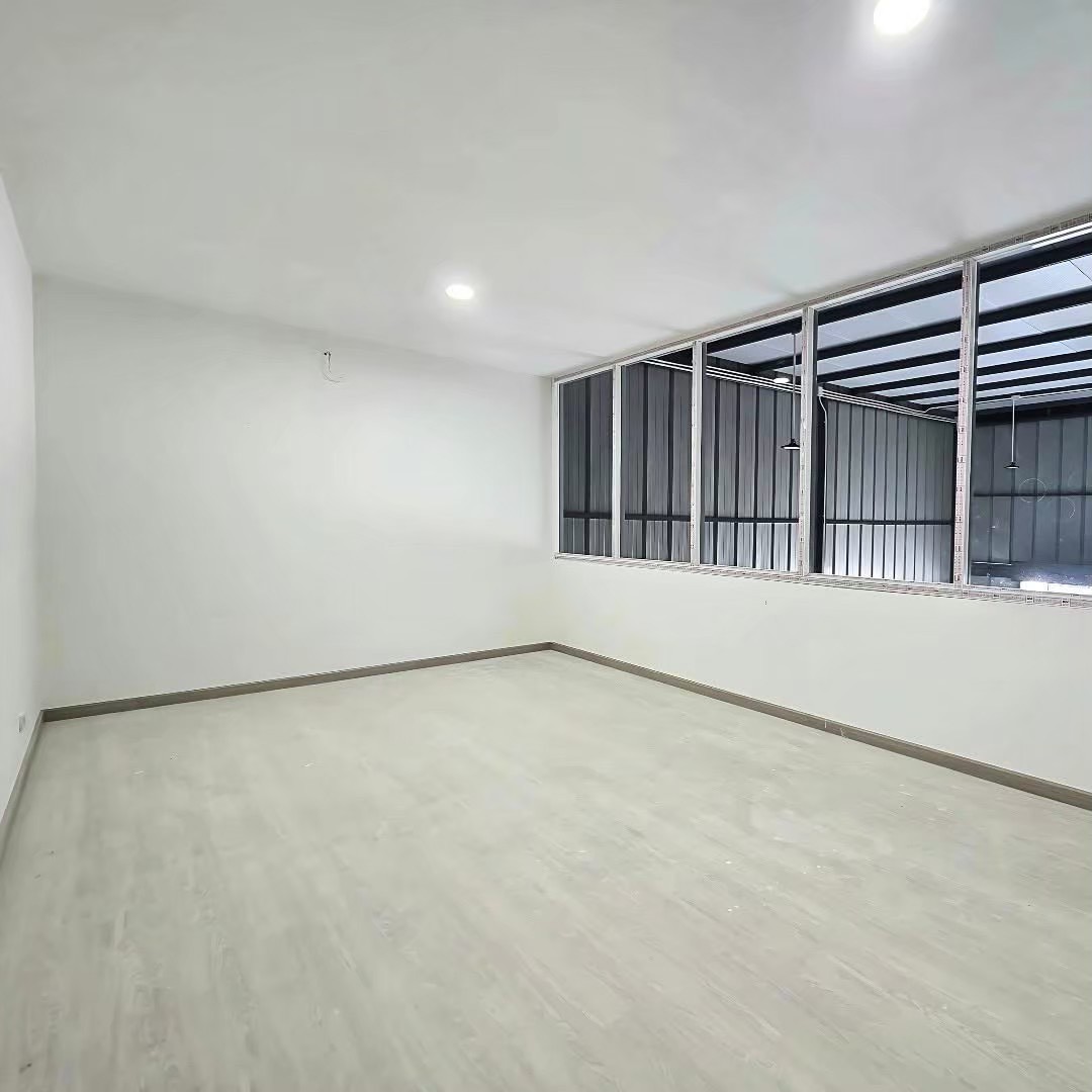 Warehouse for rent in Bang Phli, Samut Prakan - Bright mezzanine office room with large internal windows overlooking the warehouse and light-toned flooring.