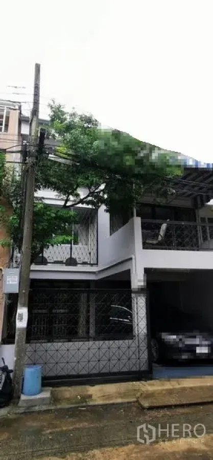 ทาวน์เฮาส์ ให้เช่าในWatthana, Bangkok - ทาวน์เฮ้าส์สองชั้นพร้อมโรงจอดรถในรั้วและหน้าบ้านร่มรื่น เขตวัฒนา กรุงเทพฯ