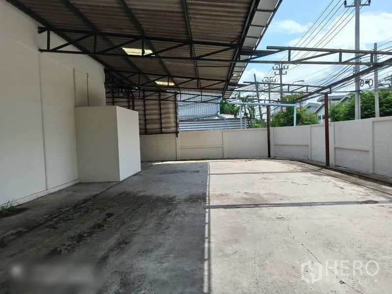 โรงงาน ให้เช่าในMin Buri, Bangkok - ลานอเนกประสงค์ด้านหลัง พื้นคอนกรีต มีกำแพงรอบ