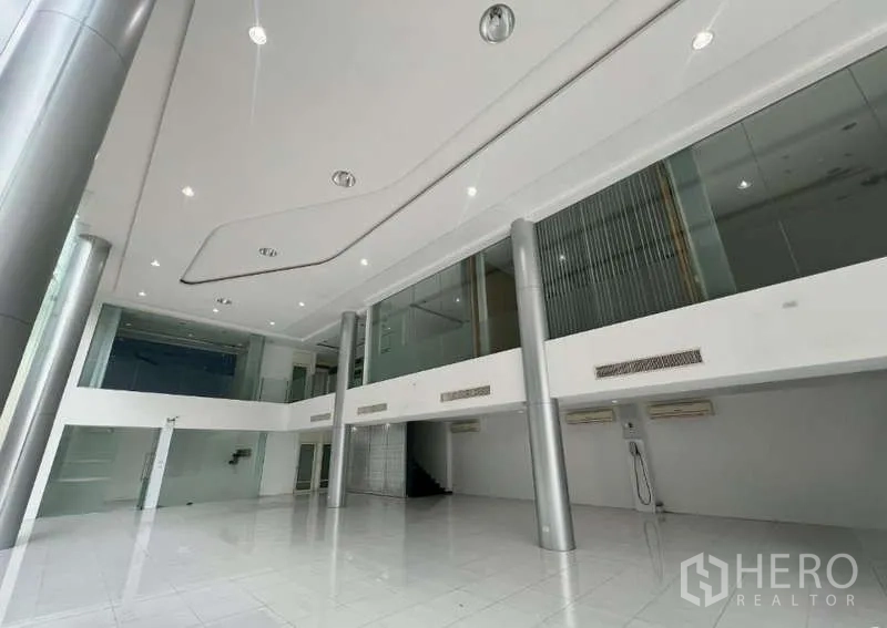 Showroom for rent - Bright atrium space with recessed lighting and panoramic glazing.