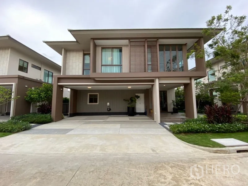 Detached House for sale in Bang Kapi, Bangkok - Modern two-storey detached house facade with covered two-car carport, landscaped garden and large windows in Bang Kapi.