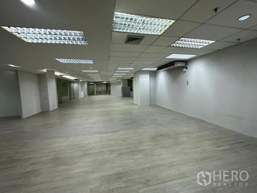 Office Space for rent in Din Daeng, Bangkok - Large open workspace with suspended ceiling, multiple light panels and air-conditioning.