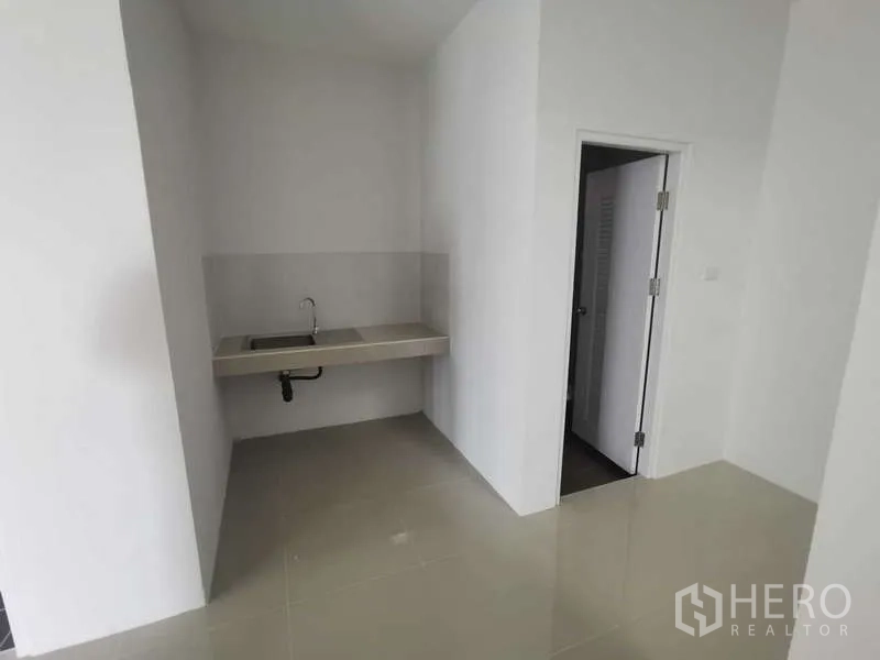 Factory for rent or sale in Bang Bo, Samut Prakan - Pantry area with sink and counter in the office section.