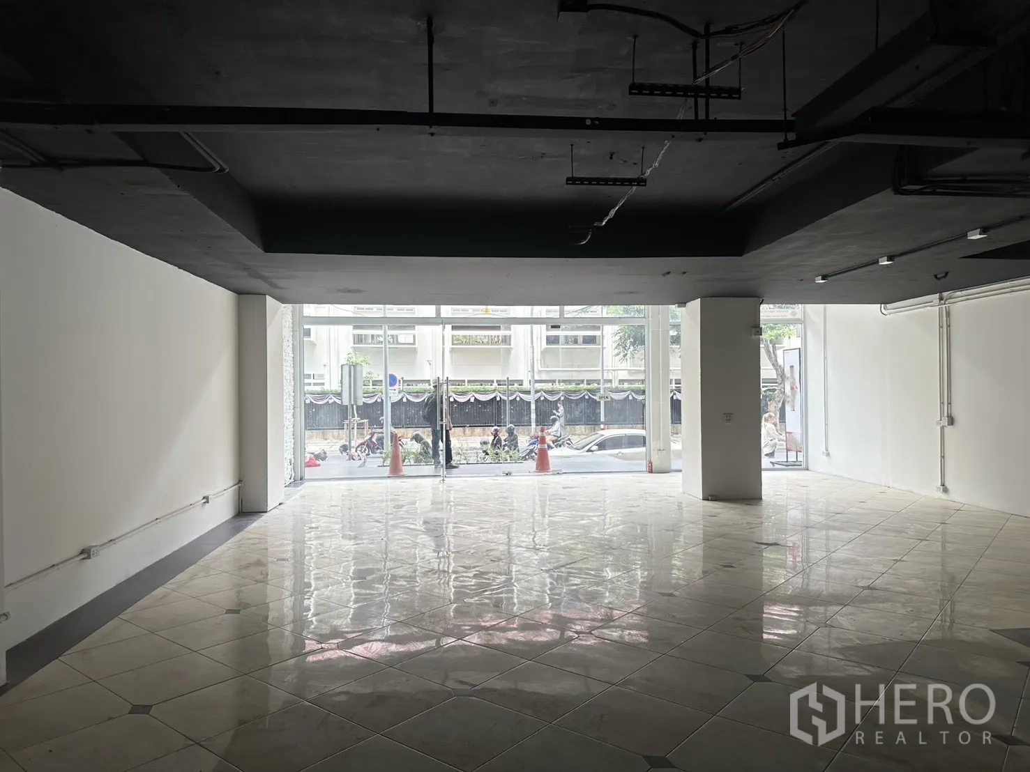 零售空间 for rent in Pathum Wan, Bangkok - 由店铺深处望向玻璃大门与人行道