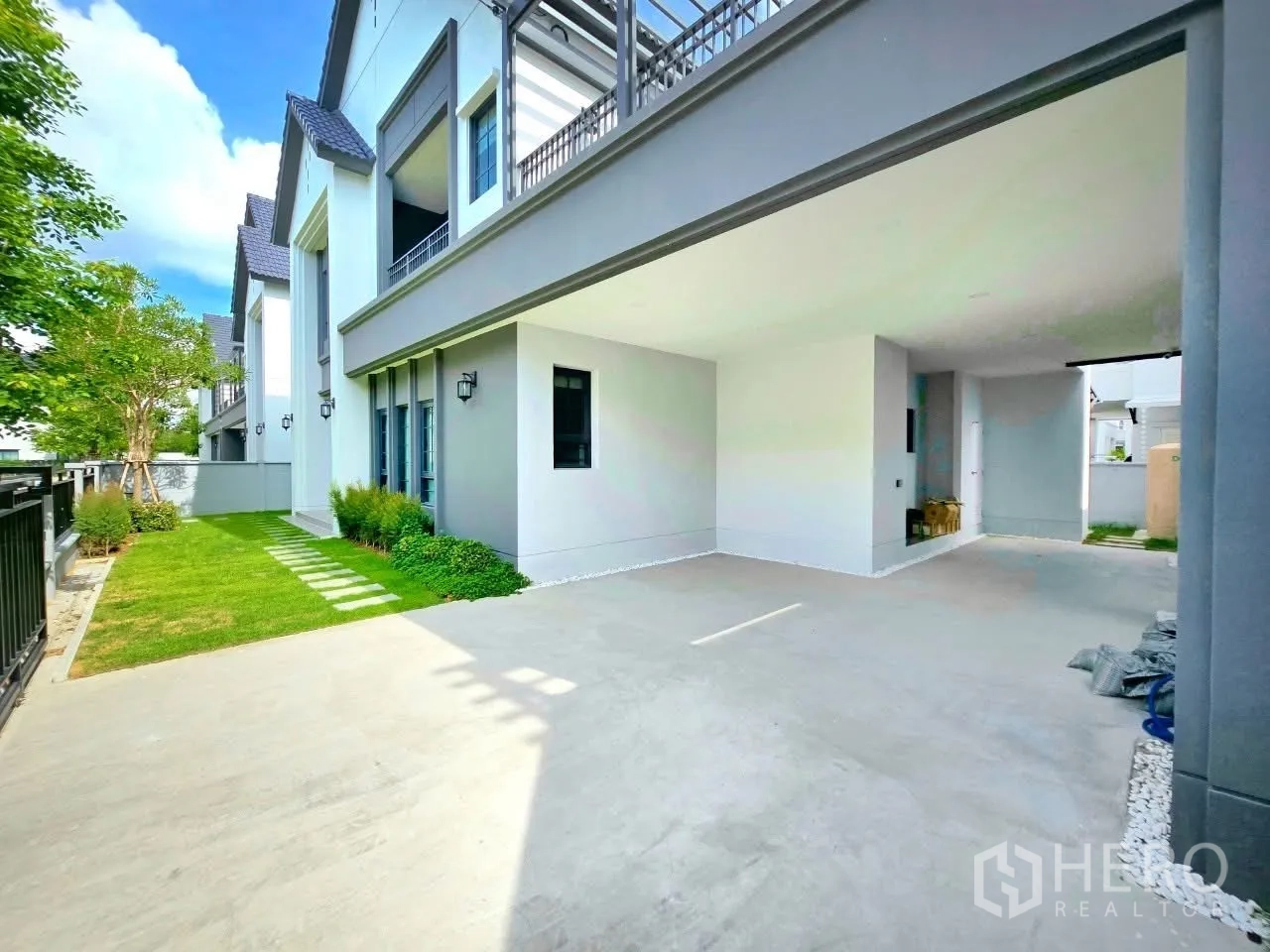 Detached House for rent in Bang Phli, Samut Prakan - Covered carport and driveway next to landscaped garden