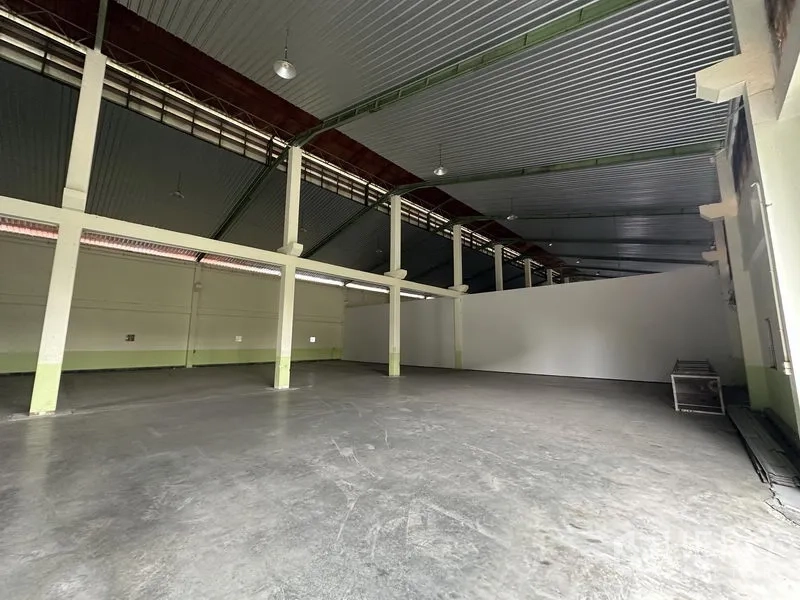 Warehouse for rent in Lat Krabang, Bangkok - Open‑plan warehouse area with metal roof, clear span bays and smooth concrete floor.