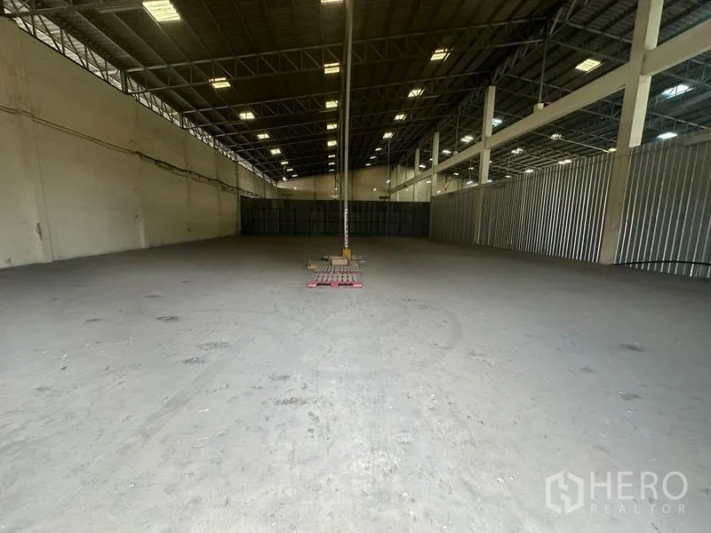 货栈 出租在Yan Nawa, Bangkok - 宽阔无柱仓库分区，整列照明与中央立柱。