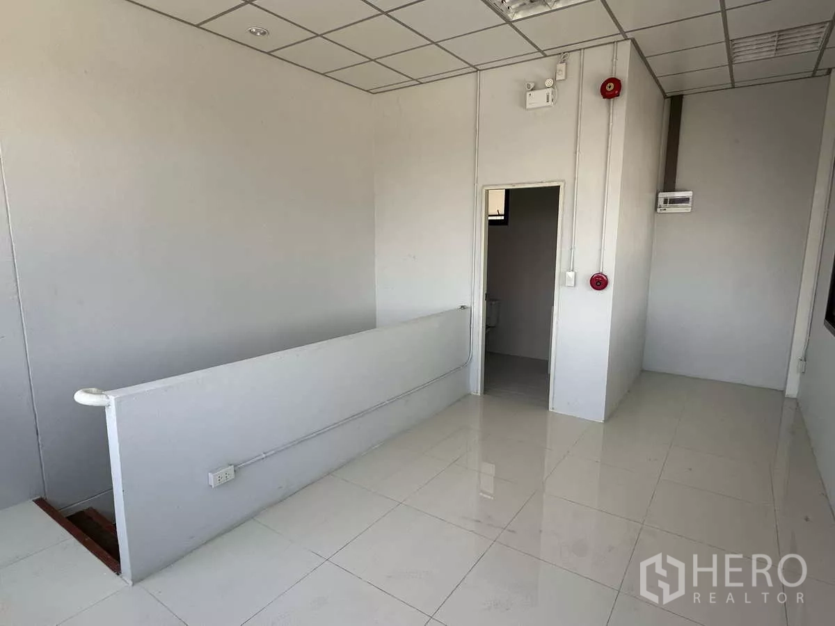 Warehouse for rent in Wang Noi, Phra Nakhon Si Ayutthaya - Second-floor office landing with ceramic flooring and access to a restroom.