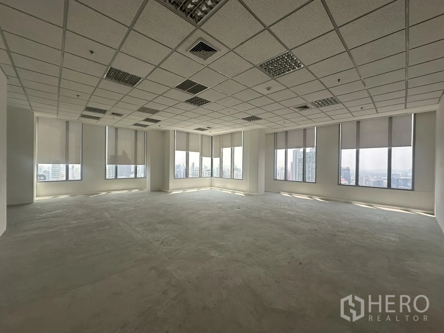 办公室 for rent in Khlong Toei, Bangkok - 转角开放式办公区，环绕大窗与遮光百叶，俯瞰城市天际线。