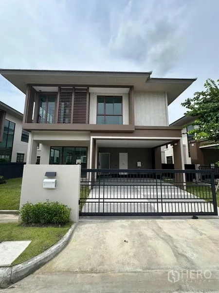 Detached House for rent in Bang Kapi, Bangkok - Front exterior view of the detached house with modern facade and secure gate.