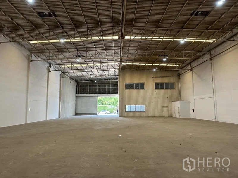 Factory for rent in Khlong Luang, Pathum Thani - View toward loading entrance and mezzanine-style offices inside the factory unit.