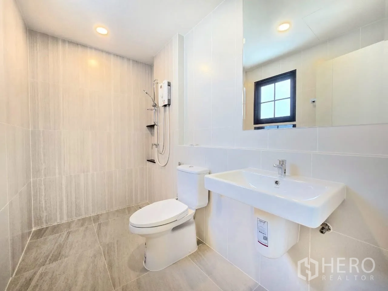 Detached House for rent in Bang Phli, Samut Prakan - Modern bathroom with shower, toilet and wide vanity