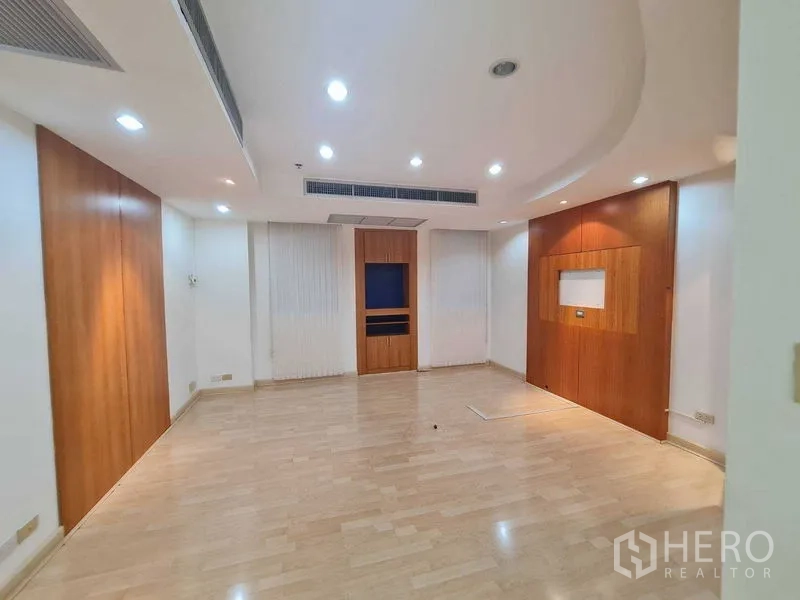 Office Space for rent in Ratchathewi, Bangkok - Private meeting room featuring recessed lighting, wood accent panels and central air vents.