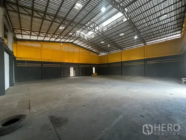 Warehouse for rent in Khlong Toei, Bangkok - Spacious Rama 4 warehouse interior with high ceiling, steel trusses and skylight panels.