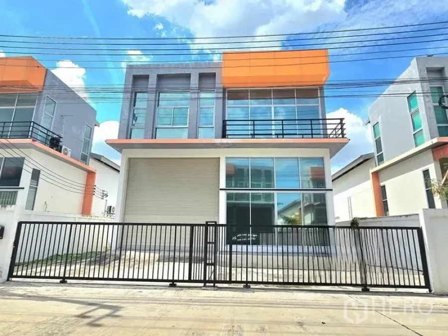 Warehouse for rent in Bang Khun Thian, Bangkok - Modern three-storey warehouse facade in Bang Khun Thian with wide gate and roller shutter door.