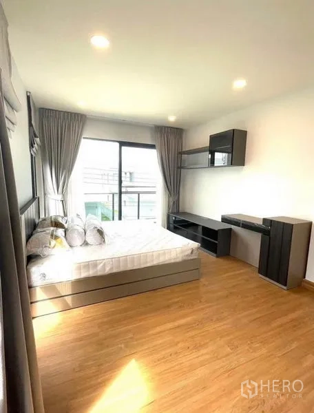 Detached House for rent - Bedroom with wood floors, built-in shelves and work desk beside a large window.