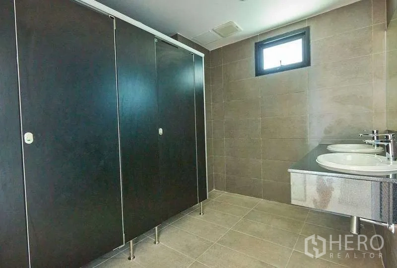 Factory for rent in Bang Phli, Samut Prakan - Clean staff restroom with cubicles and twin sinks