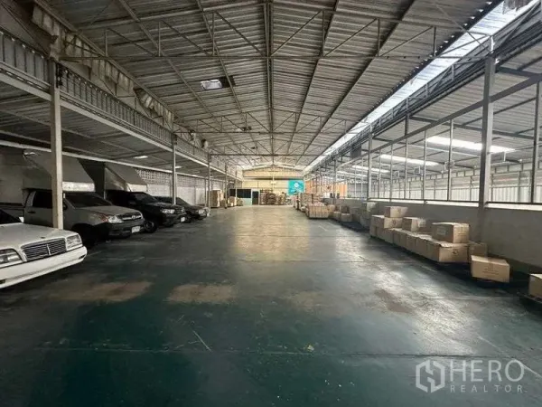 Warehouse for rent in Yan Nawa, Bangkok - Wide warehouse aisle with covered truck and car bays, skylights providing natural light for loading operations.