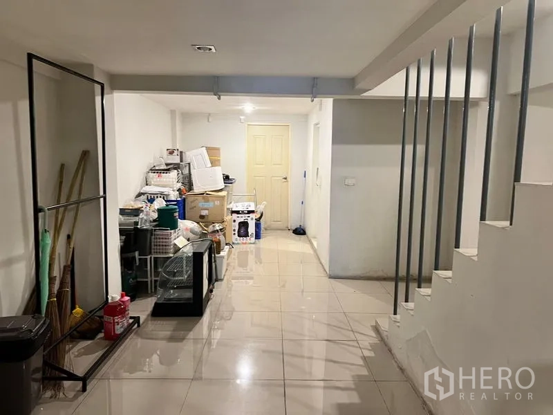 店屋 出租在Watthana, Bangkok - 楼梯下储物区，瓷砖地面堆放物品