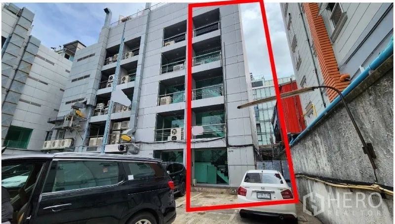 Shophouse for rent in Khlong Toei, Bangkok - Rear elevation with parking area and balconies of the shophouse marked in red.