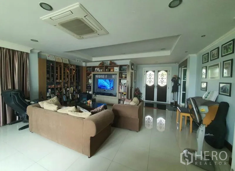 Detached House for sale in Sai Mai, Bangkok - Family living room with sofa set, built-in media wall and ceiling cassette air conditioner.