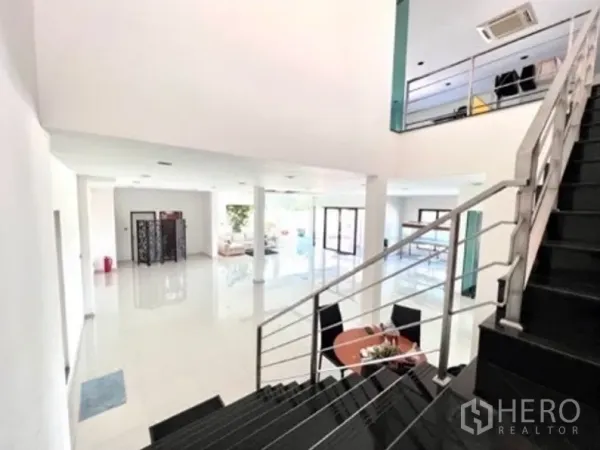 货栈 出租在Bang Phli, Samut Prakan - 挑高大厅，亮面地坪与楼梯通往夹层