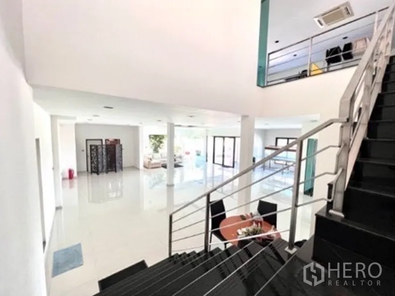 货栈 出租在Bang Phli, Samut Prakan - 挑高大厅，亮面地坪与楼梯通往夹层