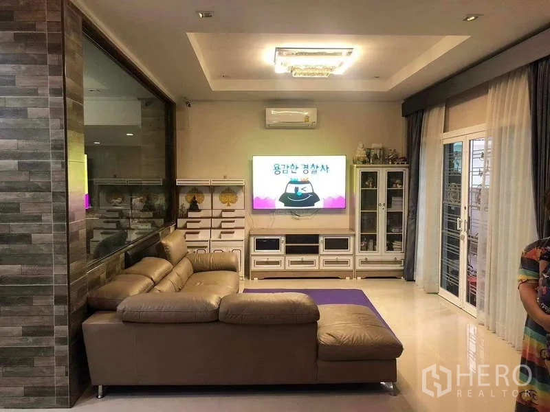 บ้าน ให้เช่าหรือขายในPrawet, Bangkok - ห้องนั่งเล่น โซฟาหนัง เข้าชุดกับชั้นวางทีวีและประตูบานเลื่อน