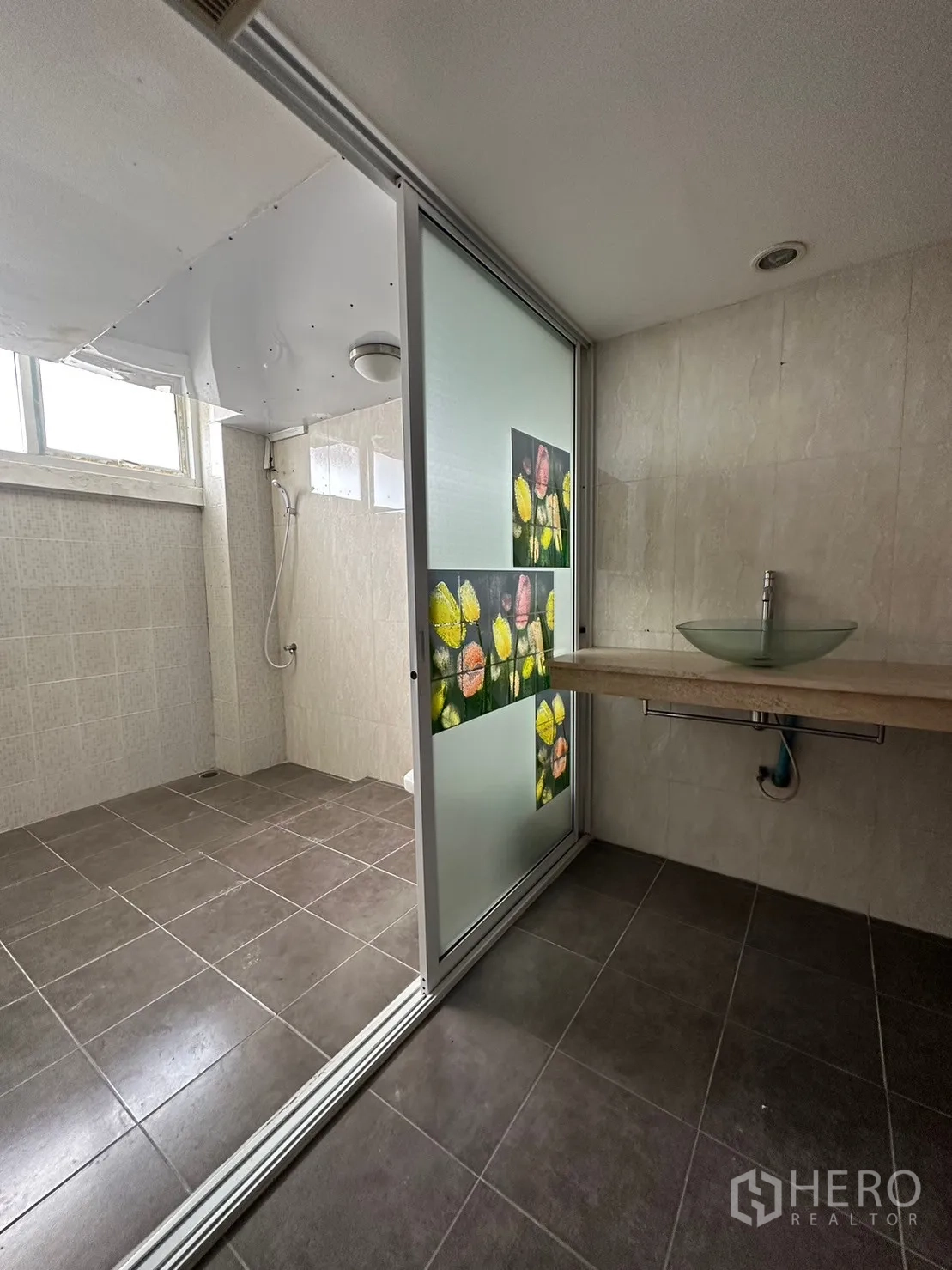 Retail Space for rent in Watthana, Bangkok - Bathroom with frosted sliding door, vessel sink and walk-in shower
