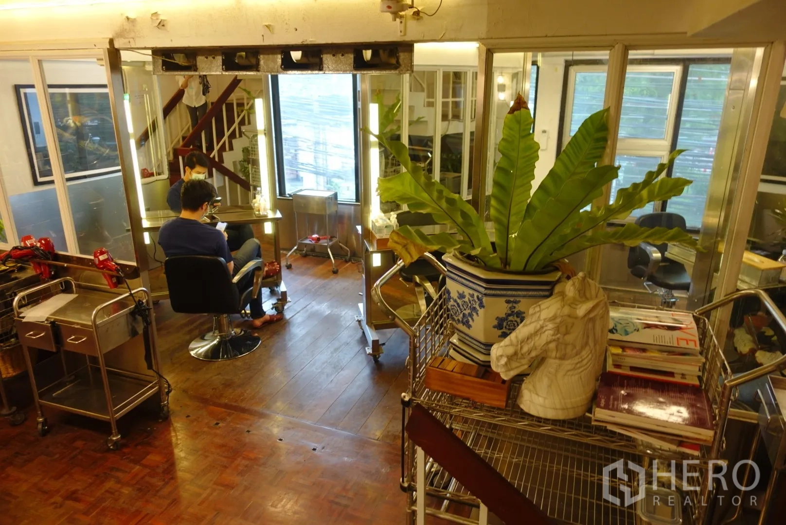 Retail Space for rent in Khlong Toei, Bangkok - Upper-floor retail area with hardwood flooring, mirrors and natural light.