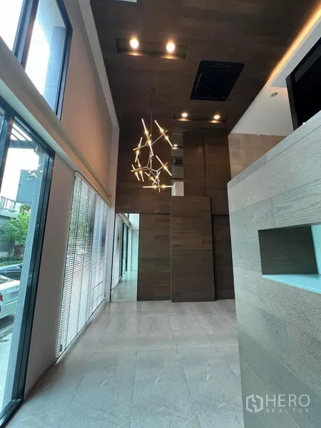 Home Office for rent in Bueng Kum, Bangkok - Lobby gallery with pendant chandelier and floor-to-ceiling glazing.