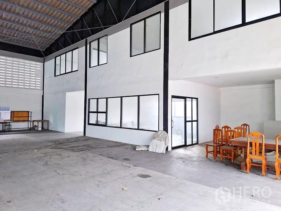 Warehouse for rent in Bang Kapi, Bangkok - Warehouse office area with glass partitions and meeting space set inside the main hall.