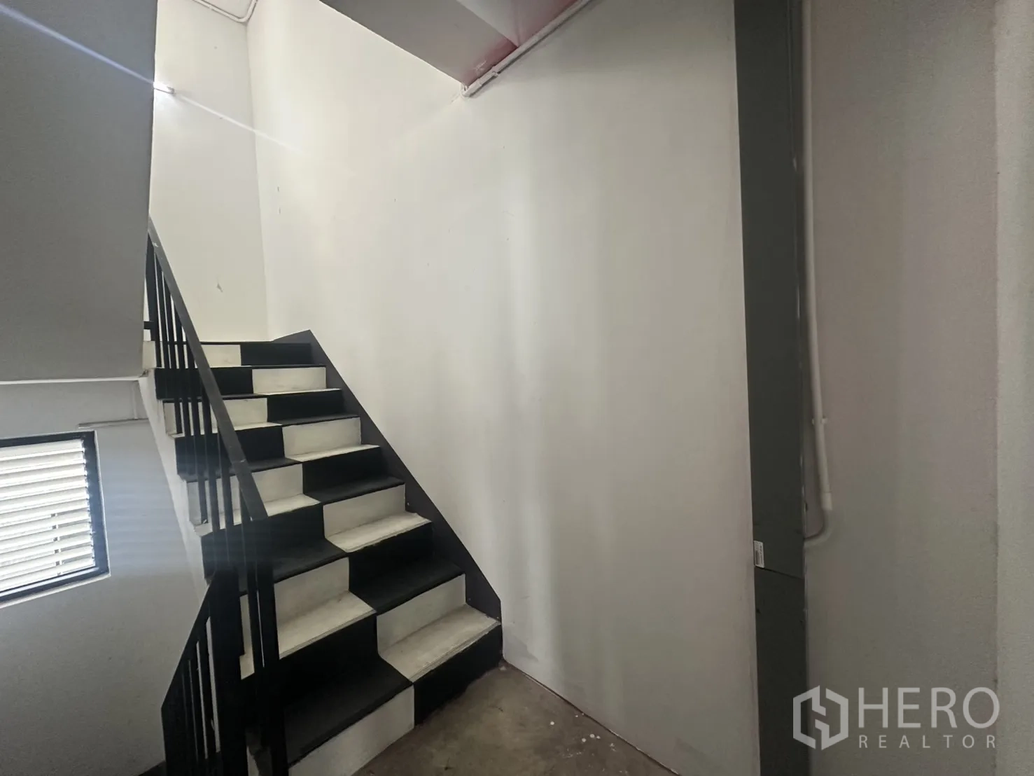 Home Office for rent in Pathum Wan, Bangkok - Internal staircase with black handrails connecting multiple floors of the home office.