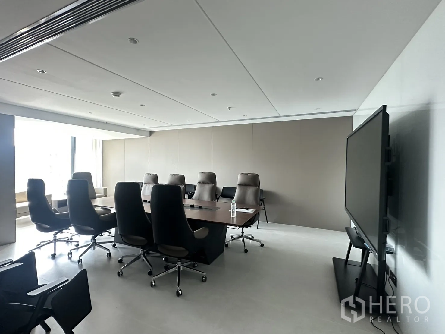 Office Space for rent in Din Daeng, Bangkok - Boardroom with a long conference table, executive chairs, and a large screen.