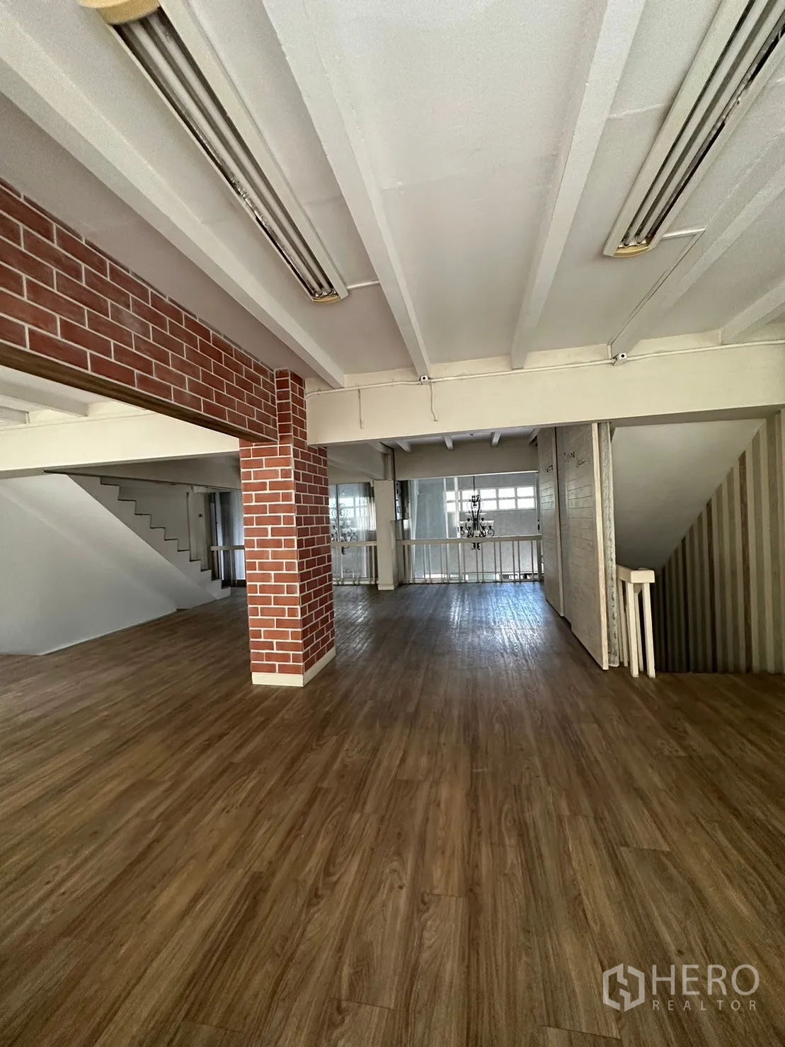 Retail Space for rent in Watthana, Bangkok - Open-plan floor with wood laminate, exposed beams and red brick pillars