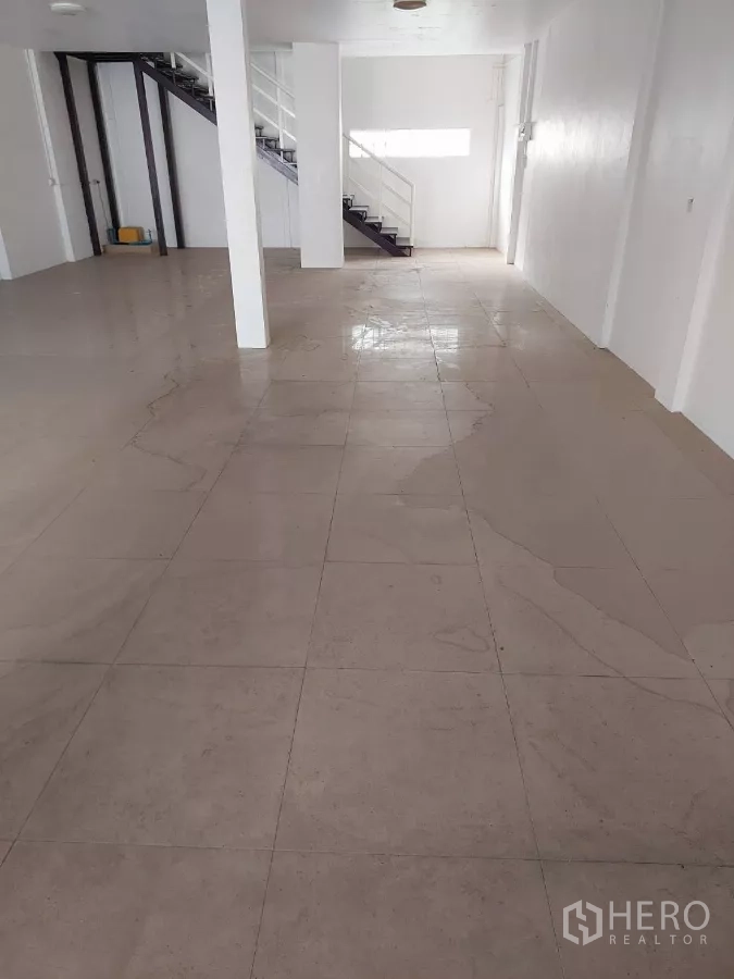 Home Office for rent in Yan Nawa, Bangkok - Spacious commercial area with glossy tiles and a staircase at the rear.