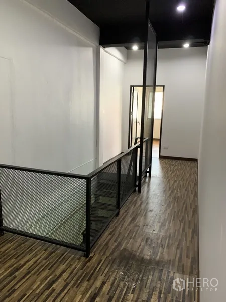 店屋 出租在Watthana, Bangkok - 上层平台，网状栏杆、射灯与木纹地面。