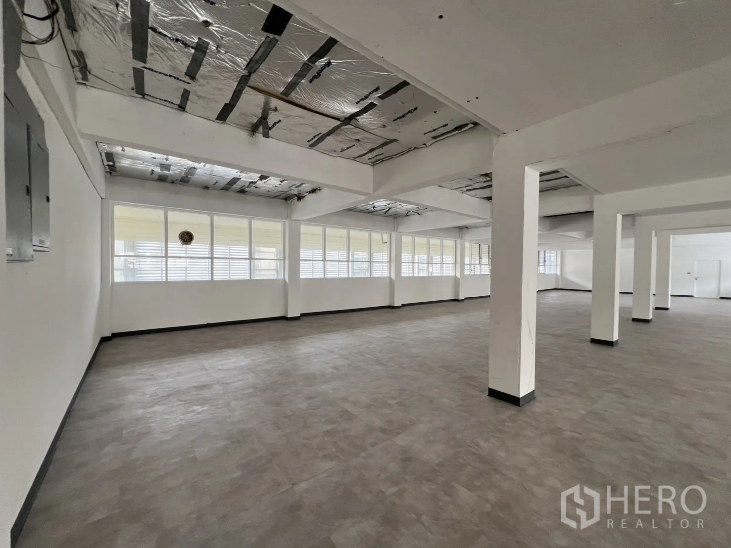 Office Space for rent in Watthana, Bangkok - Spacious office shell with insulated ceiling, louvered panels, and natural light.