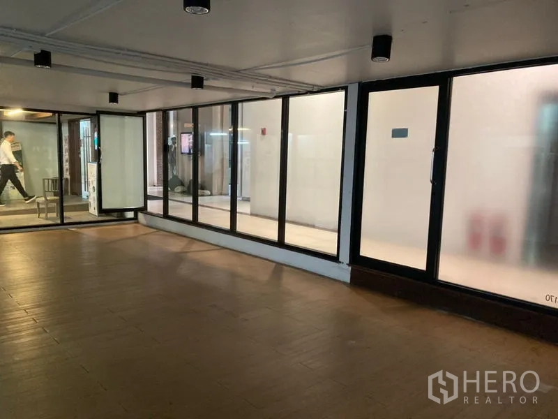 Retail Space for rent in Khlong Toei, Bangkok - Open shop area with glass on two sides overlooking an interior shopping arcade.