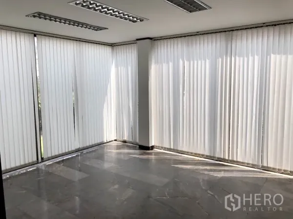Home Office for rent in Huai Khwang, Bangkok - Corner office with floor-to-ceiling windows, vertical blinds and polished stone floors.