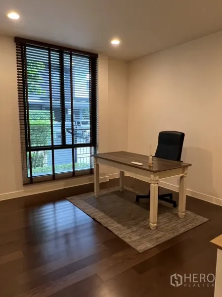 Detached House for rent or sale in Bang Kapi, Bangkok - Quiet home office with wood flooring and a large window with blinds.