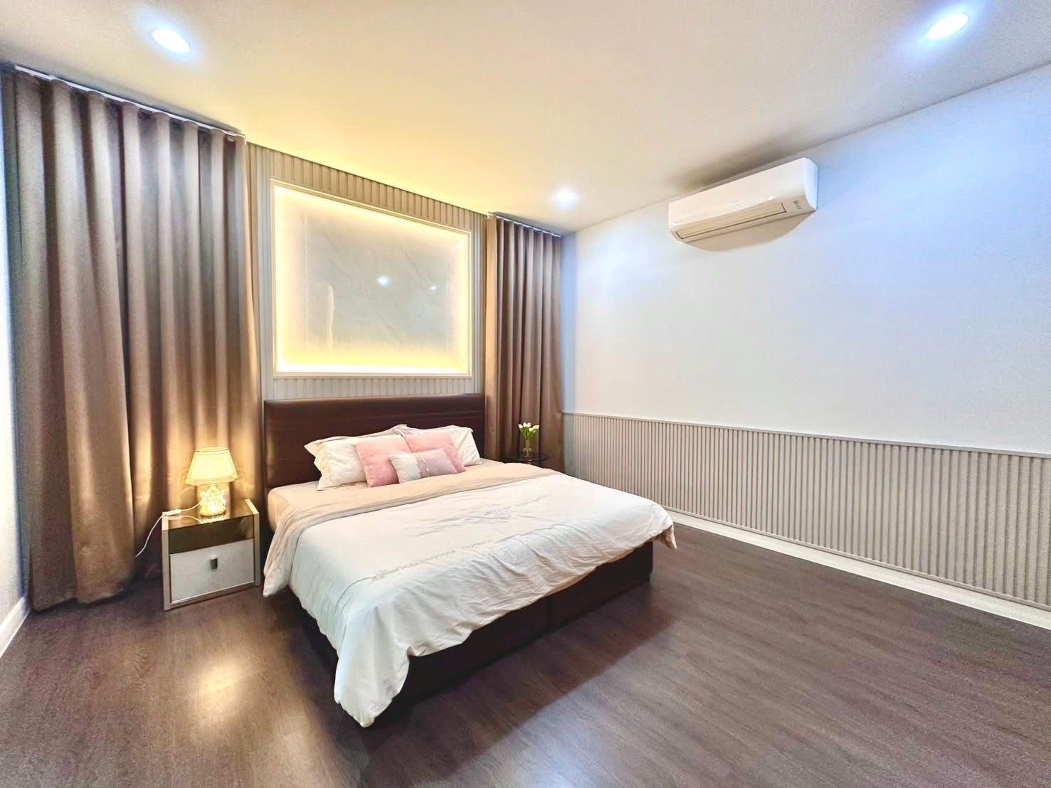 Detached House for rent in Bang Kapi, Bangkok - Bright master bedroom with king bed, soft lighting, curtains and air conditioner.