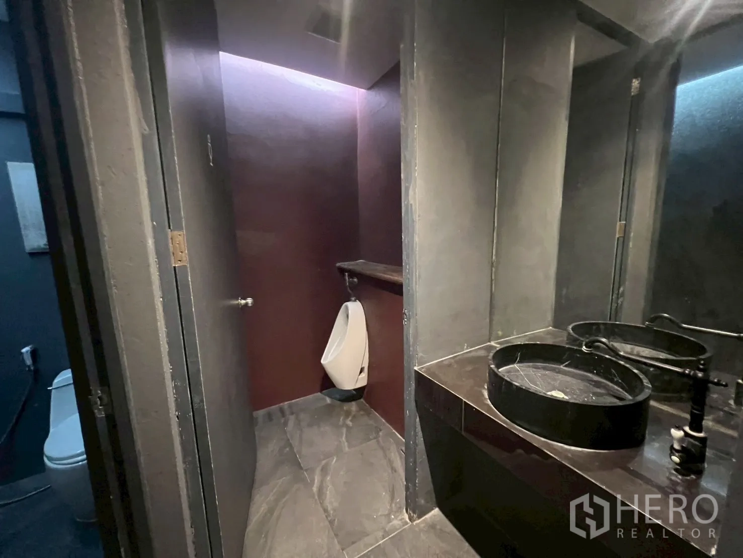 โฮมออฟฟิศ for rent in Watthana, Bangkok - พื้นที่ห้องน้ำมีโถปัสสาวะและอ่างล้างหน้าทรงกลมโทนเข้ม