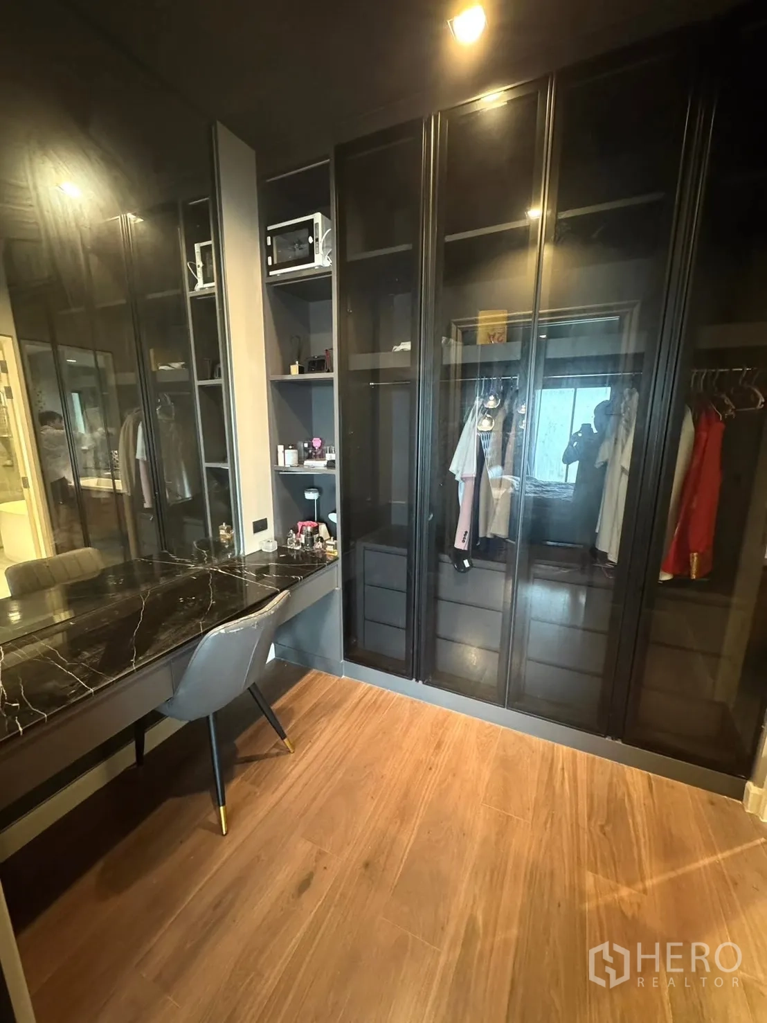 Detached House for sale in Mueang Pathum Thani, Pathum Thani - Walk‑in closet with glass wardrobes and marble vanity.