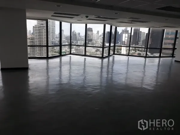 办公空间 出租在Bangkok - 转角开放工作区，大片玻璃窗俯瞰素坤逸一带城市景观。