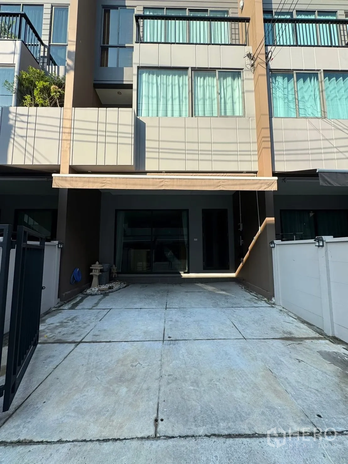 联排别墅 出租在Saphan Sung, Bangkok - 现代三层联排别墅外立面及入户车位。