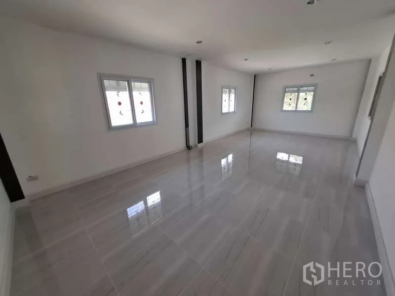 Warehouse for rent or sale in Bang Phli, Samut Prakan - Expansive office area with multiple windows and glossy ceramic floors.