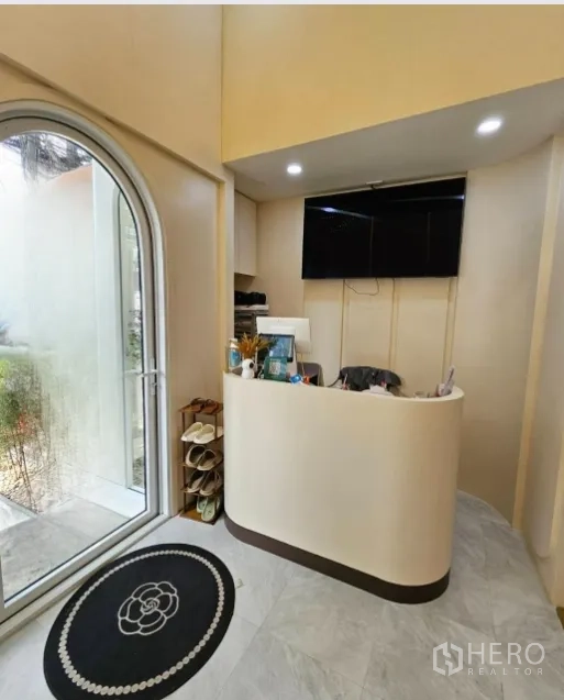 Retail Space for rent in Watthana, Bangkok - Reception corner with curved counter beside an arched glass door and TV.